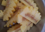 菠蘿里面發(fā)黑能吃嗎？切開(kāi)菠蘿里面是黑色的怎么回事？