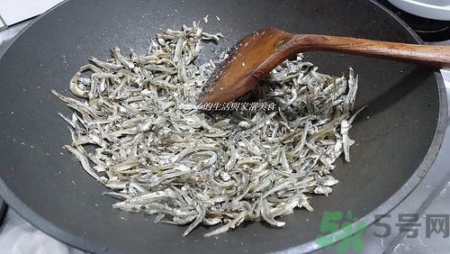 小魚干怎么炒好吃？蜜汁小魚干的做法