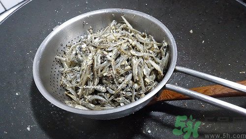 小魚干怎么炒好吃？蜜汁小魚干的做法