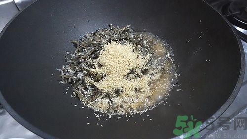 小魚干怎么炒好吃？蜜汁小魚干的做法