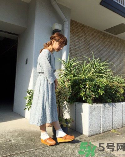 春天怎么穿出清新風(fēng)？日本女生的薩博涼鞋穿搭方法