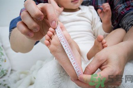 寶寶第一雙鞋有啥講究？寶寶學(xué)步鞋怎么選