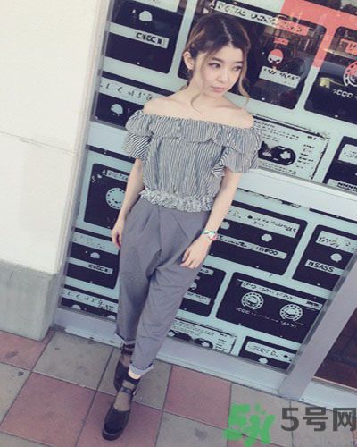 穿露肩服裝好搭配嗎？露肩衣服怎么搭配性感？