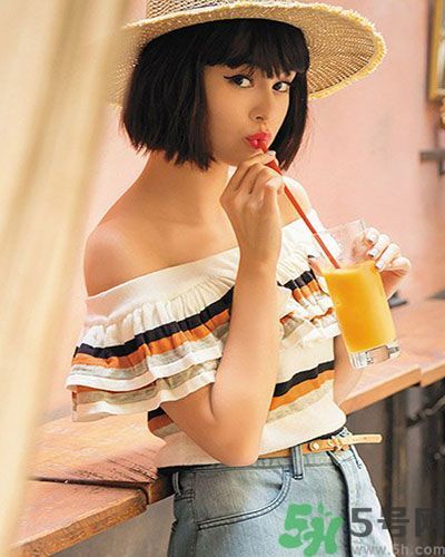穿露肩服裝好搭配嗎？露肩衣服怎么搭配性感？