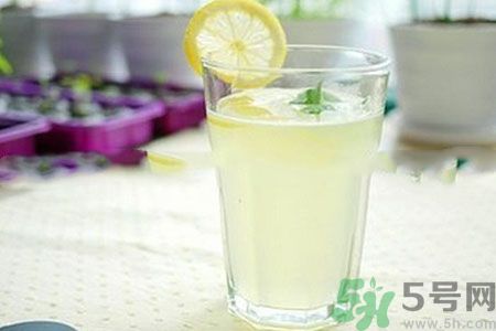 檸檬水怎么喝減肥？檸檬片用多少度的水泡最好？