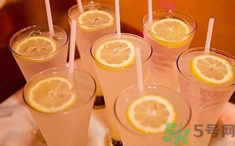 檸檬水怎么喝減肥？檸檬片用多少度的水泡最好？