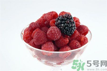長(zhǎng)痘痘肌膚干燥怎么辦？肌膚干燥吃什么食物好？