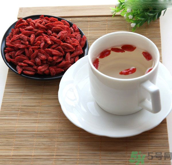 枸杞泡水有什么害處？枸杞泡水喝有什么好處？