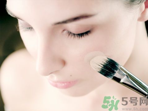 用什么粉餅美白效果好？粉餅與粉底液的區(qū)別？