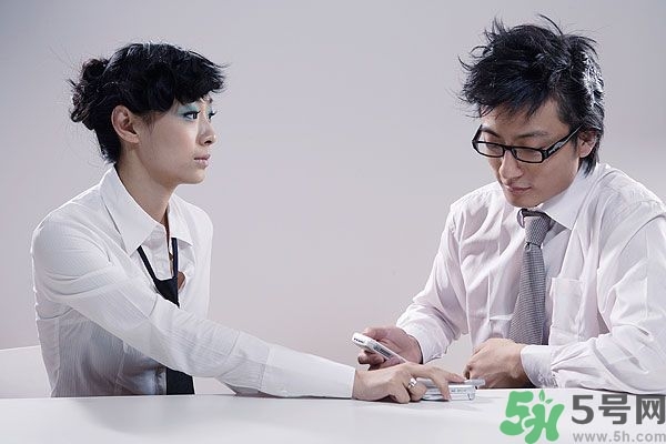 耳垂上有豎紋是怎么回事？山根有橫紋是什么?。?></p><p>心臟疾病的發(fā)生，通常是累積了一連串病因的結(jié)果，而非偶發(fā)事件。中醫(yī)治病講求治標更要治本，特別重視從疾病源頭來進行診斷與治療，尤其是在疾病成形之前予以阻斷，防范於未然，而非追著疾病跑。但是要跑在疾病前面，又要能從病因下手，真正需要的不是名醫(yī)，而是每個人都得親自參與這場健康守護戰(zhàn)，如此才能讓護心行動真的奏效。</p><p>《內(nèi)經(jīng)》說「心其華在面」。心經(jīng)也分布到面部，所以臉部是觀察心臟功能的重要部位。</p><p>我平?？丛\時，因為需要讀寫健?？ㄙY料，插卡前都會瞄一下病人的照片。這個習慣有時也能幫上大忙，因為健?？ㄉ系恼掌ǔ１犬斚碌牟∪四贻p一些，很容易可以做一個臉部的比較，甚至可以看出一些端倪或疾病發(fā)展的趨勢。診療時，我會跟病人討論這些年來的差異和變化，也請他們回憶一些關(guān)鍵事件，順勢找出疾病的線索。</p><p style=