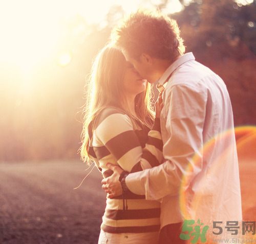 男人劈腿的表現(xiàn)有哪些？怎么判斷一個(gè)男人是否劈腿？
