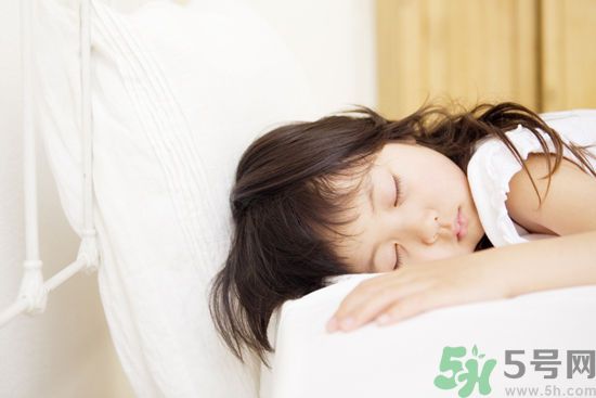 19歲女睡神走哪睡哪竟是病？什么是發(fā)作性睡?。? width=