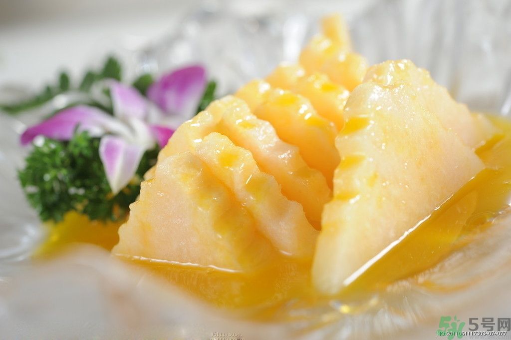 菠蘿發(fā)黑能吃嗎？菠蘿為什么要用鹽水泡？