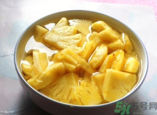 菠蘿發(fā)黑能吃嗎？菠蘿為什么要用鹽水泡？