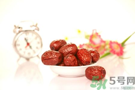 紅棗不能和什么一起吃？紅棗泡水喝會(huì)上火嗎？