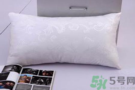 枕頭高好還是低好？睡覺(jué)不枕枕頭好不好？