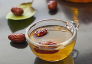 紅棗不能和什么一起吃？紅棗泡水喝會(huì)上火嗎？