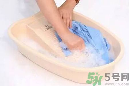 草莓汁弄到衣服上了怎么洗？怎么洗掉草莓汁？