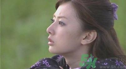 ?17歲女生有喉結(jié)正常嗎？17歲女生喉結(jié)突出怎么辦？