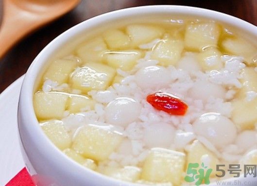 蘋(píng)果煮熟了還有營(yíng)養(yǎng)嗎？蘋(píng)果煮熟吃有什么好處？