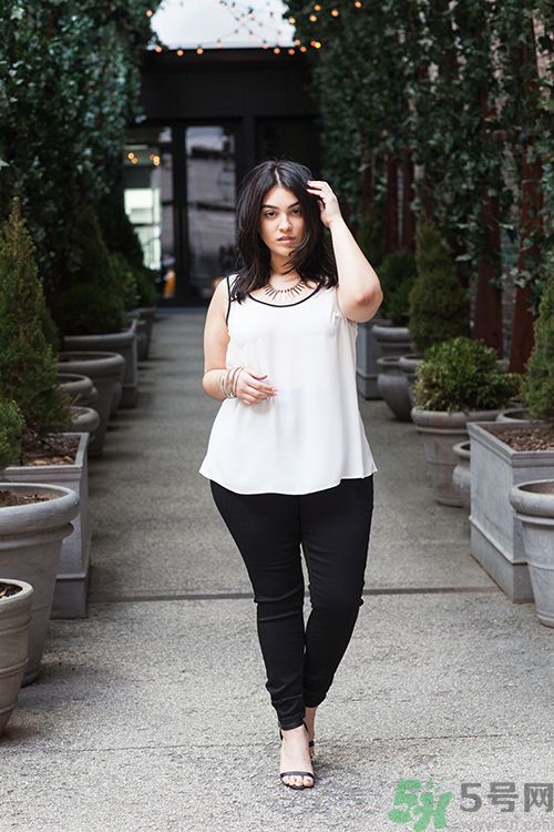 長(zhǎng)得胖女生怎么穿衣服顯瘦？胖女孩穿什么褲子好？