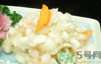 孕婦能吃百合,百合雖能補(bǔ)氣，亦傷肺氣，不宜多服。 另百合風(fēng)寒咳嗽、虛寒出血、脾胃不佳者忌食 百合味甘，性微寒。歸心、肺經(jīng)。 百合鮮品含黏液質(zhì)，具有潤燥清熱作用，中醫(yī)用之治療肺燥或肺熱咳嗽等癥常能奏效。 功能主治 　　養(yǎng)陰潤肺，清心安神。用于陰虛久咳，痰中帶血，虛煩驚悸，失眠多夢(mèng)，精神恍惚。 　　具有養(yǎng)陰潤肺止咳功效，用于肺陰虛的燥熱咳嗽，痰中帶血，如百花膏。治肺虛久咳，勞嗽咯血，如百合固金湯。 　　具有清心安神功效，用于熱病余熱未清，虛煩驚悸，失眠多夢(mèng)等。藥用時(shí)煎服，10～30g。清心宜生用，潤肺蜜炙用。 養(yǎng)陰清熱，滋補(bǔ)精血。 孕婦吃百合有什么好處 百合的營養(yǎng)非常豐富，孕期吃點(diǎn)百合對(duì)胎兒有很大的幫助，百合別名蒜腦薯，其根如大蒜，味如山薯，既是甜美的食品，也是有益的藥物。孕婦吃百合能補(bǔ)充維生素B1、B2、鈣、磷、鉀等營養(yǎng)成分。百合性平味甘，還能補(bǔ)中益氣，養(yǎng)陰潤肺，止咳平喘，利大小便。 1、潤肺止咳、清心安神，可用于肺癆咯血、肺虛久咳、虛煩驚悸、失眠及熱病后余熱未清、心煩口渴等癥。 2、美容功效，百合富含鉀，有利于加強(qiáng)肌肉興奮度，促使代謝功能協(xié)調(diào)，使皮膚富有彈性，減少皺紋。尤其適宜工作壓力大的人群。對(duì)面部扁平疣、痤瘡、雀斑、皮膚干燥等總是都有一定療效。常食可使肌膚潤澤，皮膚白嫩，減少皺紋，延緩衰老。 3、百合還含有一種水解秋水仙堿，有滋養(yǎng)安神作用。 4、百合是一味滋補(bǔ)妙晶，補(bǔ)益而兼清潤，最適宜于內(nèi)有虛火之虛弱癥者。 5、能保護(hù)血管、降低血漿膽固醇，有效預(yù)防高血壓，降低血糖。 6、食用百合能增進(jìn)大腸功能，促進(jìn)排便通暢。 7、百合含有的多種生物堿還能抑制癌細(xì)胞繁殖，有抗癌作用。 孕婦吃百合的注意事項(xiàng) 百合富含蛋白質(zhì)、糖、磷、鐵以及多種微量元素，孕婦吃百合不僅能補(bǔ)充身體所需的能量微量元素，還可以開胃、安神，有助于增強(qiáng)體質(zhì)的作用。但這并不意味百合對(duì)孕婦都是安全的，孕婦在食用的時(shí)候也有需要注意的地方哦。 1、風(fēng)寒咳嗽、虛寒出血、脾胃不佳者忌食百合 從對(duì)鼠類、犬類的實(shí)驗(yàn)中發(fā)現(xiàn)長時(shí)間大劑量食用會(huì)導(dǎo)致肺、腎的損壞及對(duì)白細(xì)胞、野生百合全株血小板的影響，即使是食用百合也有一定毒性，建議使用前向醫(yī)師咨詢。直接接觸生的球莖可能會(huì)引起皮膚瘙癢，吞噬生的球莖可能會(huì)引起嘔吐、拉肚子等癥狀。 2、對(duì)百合過敏的人不宜吃百合 百合有可能成為過敏原的，如果是對(duì)百合過敏的話，食用百合就可能造成皮膚紅腫、經(jīng)常性腹瀉、消化不良、頭痛、咽喉疼痛、哮喘等過敏癥狀了，所以此類人群也要避免食用百合。 3、不宜多吃 百合作為一種保健食品同時(shí)也是一種良好的藥材。是藥三分毒，長期食用對(duì)身體會(huì)有較大的傷害，如產(chǎn)生對(duì)此藥物的依賴性。所以孕婦不宜多吃。 4、選擇新鮮優(yōu)質(zhì)的百合 新鮮的食材做出的菜肴風(fēng)味好，營養(yǎng)價(jià)值高，所以很多人都喜歡吃。購買新鮮的百合時(shí)應(yīng)挑選個(gè)大的、顏色白、瓣勻、肉質(zhì)厚、底部凹處泥土少的。如果百合顏色發(fā)黃、凹處泥土濕潤，可能已經(jīng)爛心，此時(shí)就不宜食用了。如果是購買干百合的話，則是已干燥、無雜質(zhì)、肉厚且晶瑩剔透為佳。 5、不宜直接碰觸新鮮百合 百合具有一定毒性，直接接觸生的球莖可能會(huì)引起皮膚瘙癢，吞噬生的球莖可能會(huì)引起嘔吐、拉肚子等癥狀。 6、烹調(diào)方式健康 孕期飲食不宜過重口味，孕婦吃百合的時(shí)候應(yīng)盡量避免高油高溫過久的方式，以免上火、消化不良不舒服。