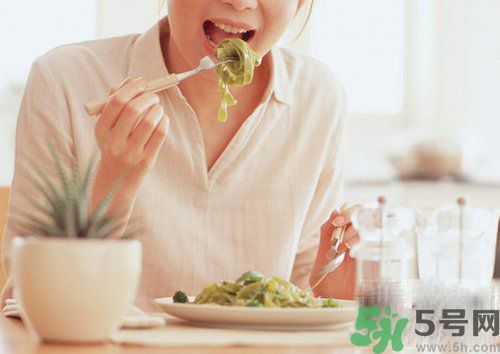 胃潰瘍吃什么食物好？調(diào)理胃潰瘍的方法有哪些？