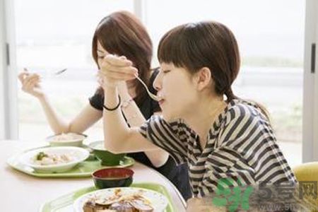 胃潰瘍吃什么食物好？調(diào)理胃潰瘍的方法有哪些？