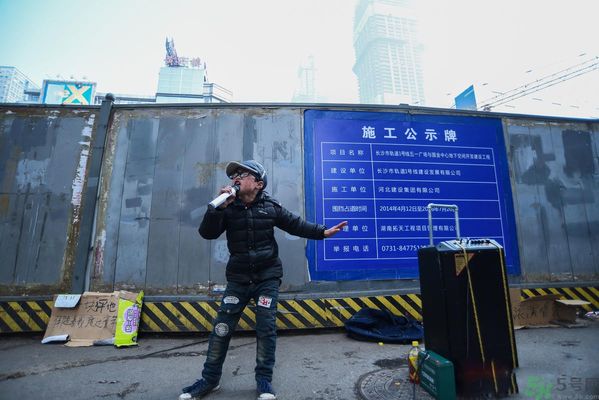 9歲賣唱男孩撐起一個(gè)家 父母怎樣教育孩子？