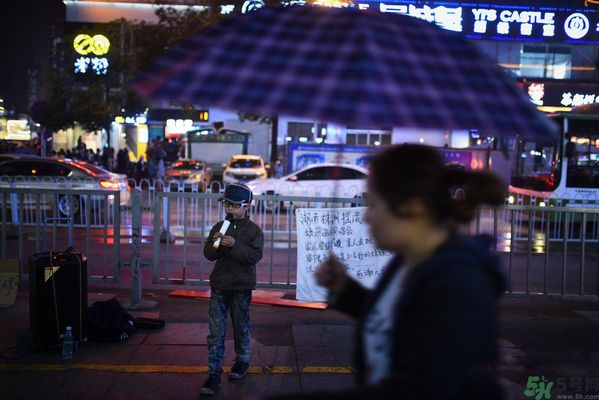 9歲賣唱男孩撐起一個(gè)家 父母怎樣教育孩子？