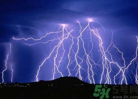一家人掃墓遭雷擊是怎么回事？出行怎樣避雷？