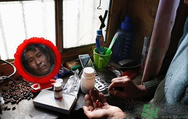 小鎮(zhèn)百人患塵肺病的原因是什么？塵肺病是什么??？
