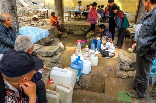市民翻山排隊取靈水是怎么回事？靈水在哪里？