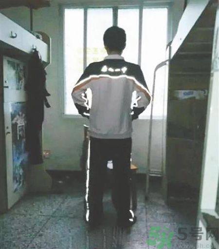 校服帶反光標志防早戀是怎么回事？校服為什么要帶反光標志？