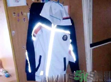 校服帶反光標志防早戀是怎么回事？校服為什么要帶反光標志？