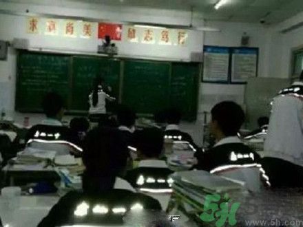 校服帶反光標志防早戀是怎么回事？校服為什么要帶反光標志？
