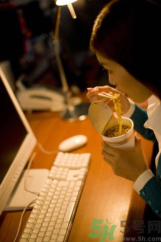 晚上12點吃東西好嗎？晚上12點吃東西會胖嗎？
