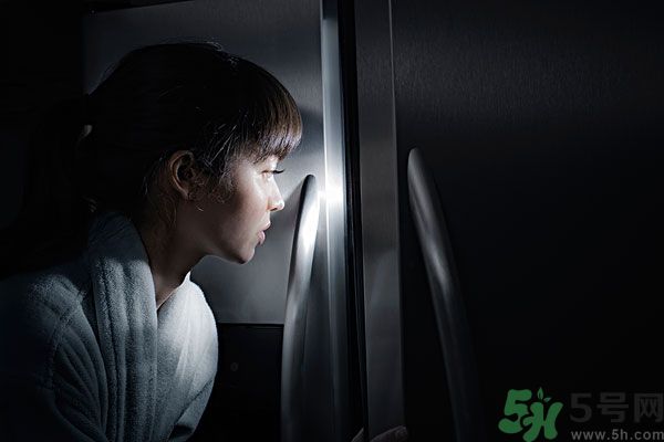 晚上12點吃東西好嗎？晚上12點吃東西會胖嗎？