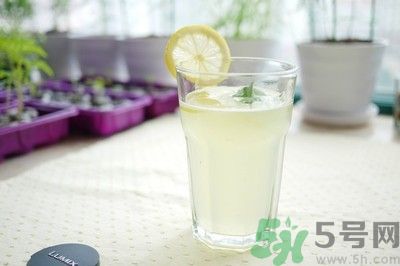 每天喝檸檬水能美白嗎？每天喝檸檬水好不好？