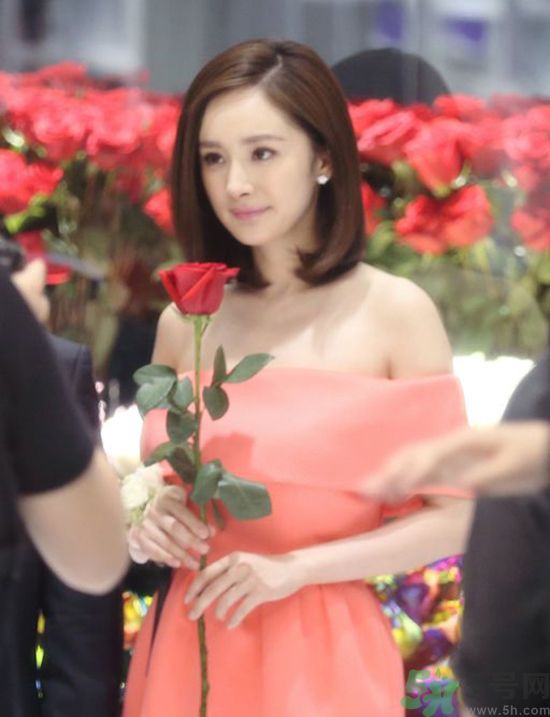一字肩衣服適合什么人？一字肩衣服怎么穿？