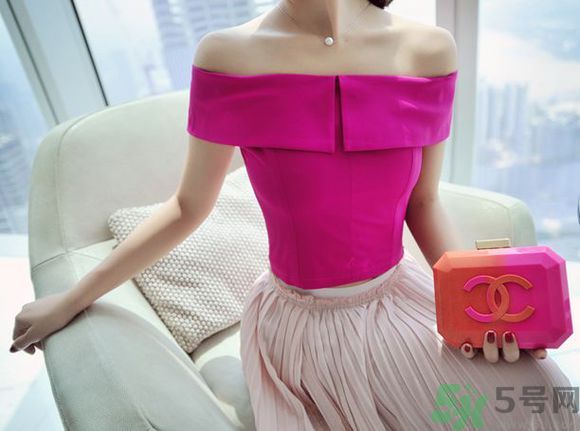 一字肩衣服適合什么人？一字肩衣服怎么穿？