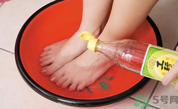 用醋泡腳能治腳臭嗎？泡腳放醋能除腳臭嗎？