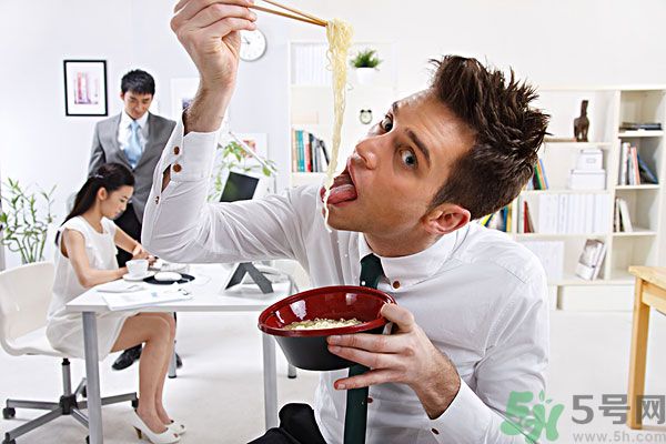 滿漢宴方便面煮著吃泡著吃哪個好？