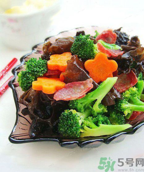 西藍(lán)花炒臘腸怎么做？西藍(lán)花炒臘腸好吃嗎？