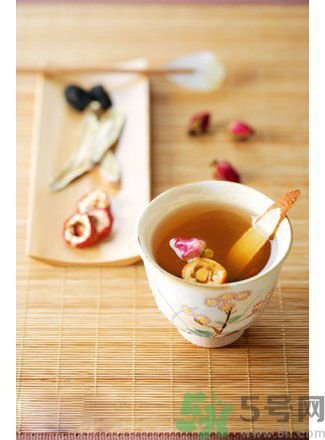 芒果皮發(fā)黑還可以吃嗎？芒果長(zhǎng)黑斑吃了會(huì)怎么樣？