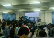 哪個學(xué)校學(xué)校窗戶突然倒塌？男生拼命護住女生 ！