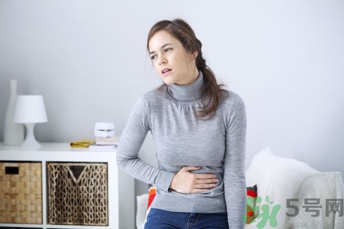 打嗝打不出來(lái)胸悶是怎么回事？打嗝打不出來(lái)胸悶怎么辦？