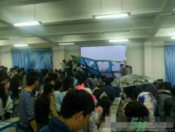 哪個學校學校窗戶突然倒塌？男生拼命護住女生 ！