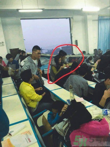 哪個學校學校窗戶突然倒塌？男生拼命護住女生 ！