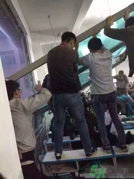 哪個學校學校窗戶突然倒塌？男生拼命護住女生 ！